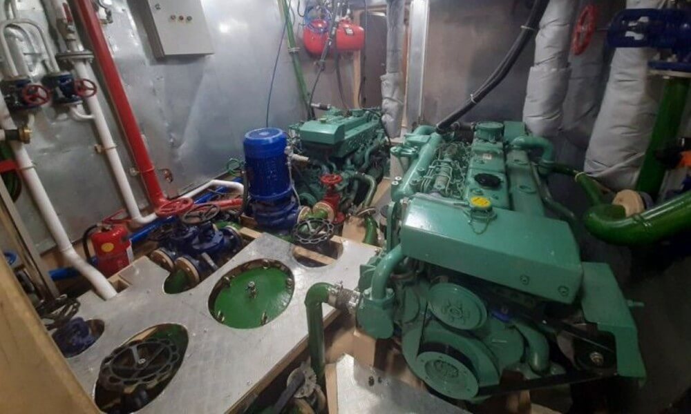 Dory Glass Bottom Semi-Submarine Engine