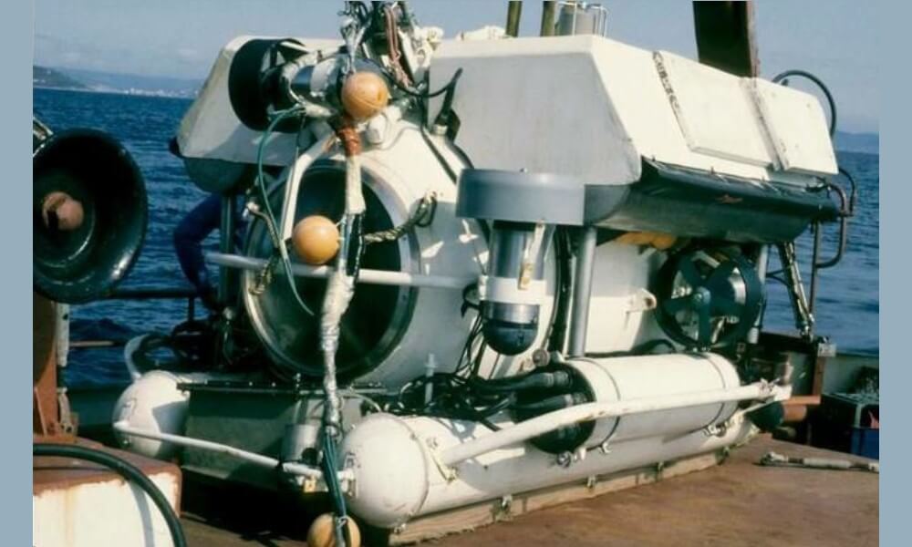 NÉRÉE Observation Submarine Front-Side View