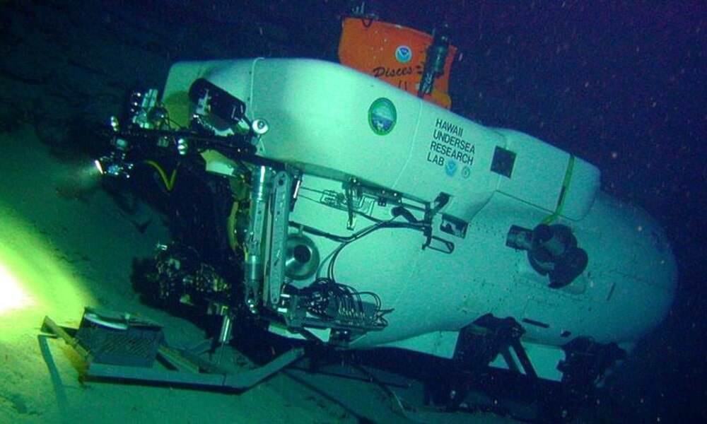 PISCES-VI Research Submarine White Color Underwater