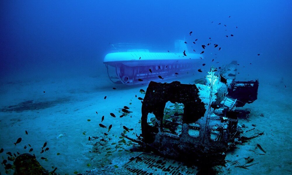 SnDB Tourist Submarine Underwater Side View from Distance