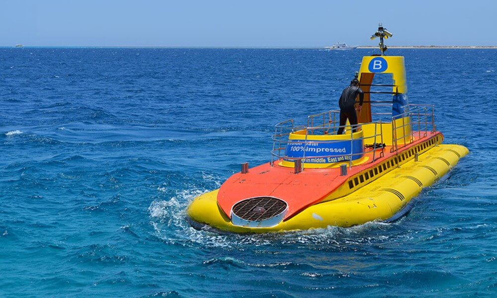 SnDB Tourist Submarine Underwater Front View on Water