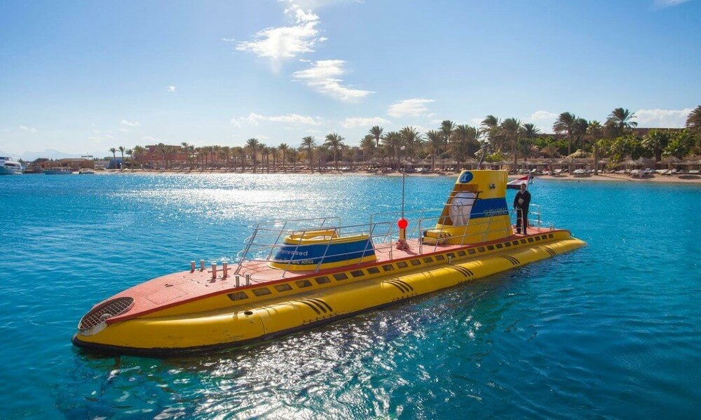 SnDB Tourist Submarine Underwater Side View on Water