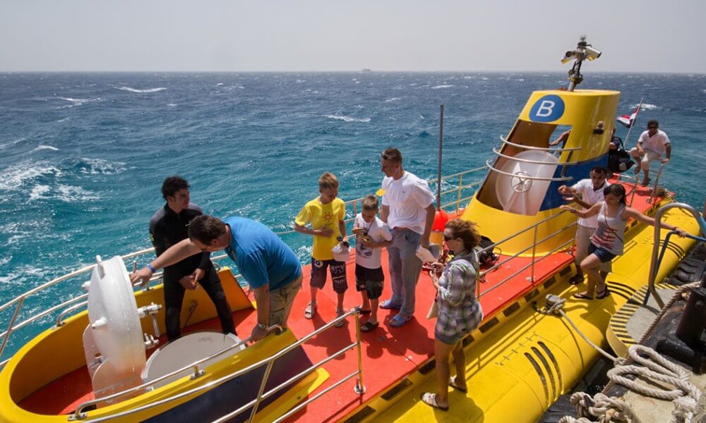 SnDB Tourist Submarine Underwater Top View with Passengers