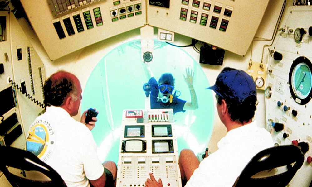 W Tourist Submarine Cockpit with Pilots