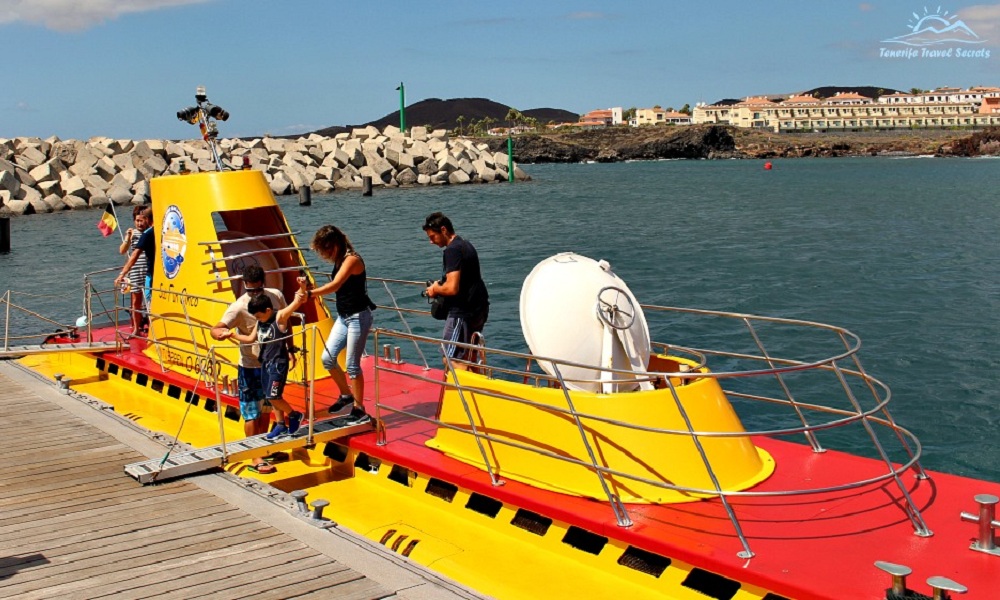 W Tourist Submarine with Passengers